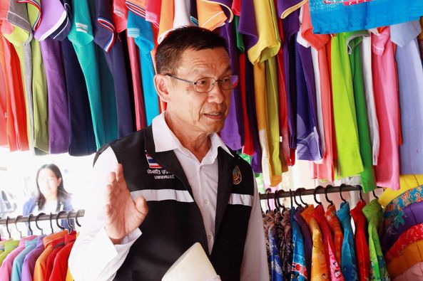 เทศบาลนครสุราษฎร์ธานีลงพื้นที่แจกบัตรพุ่มผ้าป่า บริเวณถนนหน้ ... รูปภาพ 1