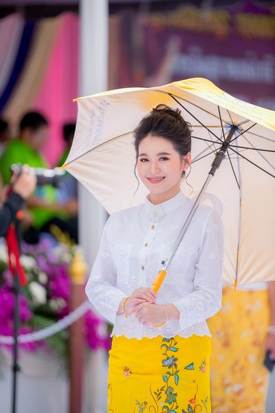 สาวใต้ นุ่งปาเต๊ะ ไปชักพระ รูปภาพ 1