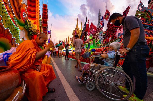 ออกพรรษาปีนี้ ชวนคนในครอบครัวคุณ มาร่วมทำบุญร้อยวัด รับน้ำมน ... Image 1