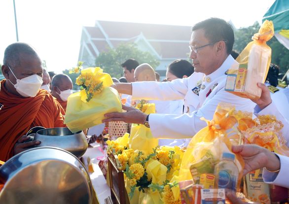 เทศบาลนครสุราษฎร์ธานี ร่วมทำบุญตักบาตรถวายพระราชกุศลเนื่องใน ... Image 1