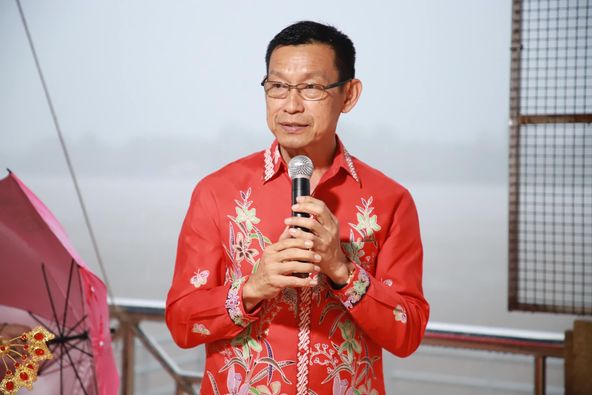 นายกแป๊ะ เปิดงานลอยกระทงตลาดนัดตลาดน้ำบ้านดอน ท่ามกลางสายฝนช ... Image 1