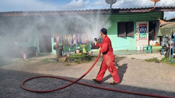 ลงพื้นที่ฉีดพ่นน้ำยาฆ่าเชื้อซอยประชารัฐ รูปภาพ 1