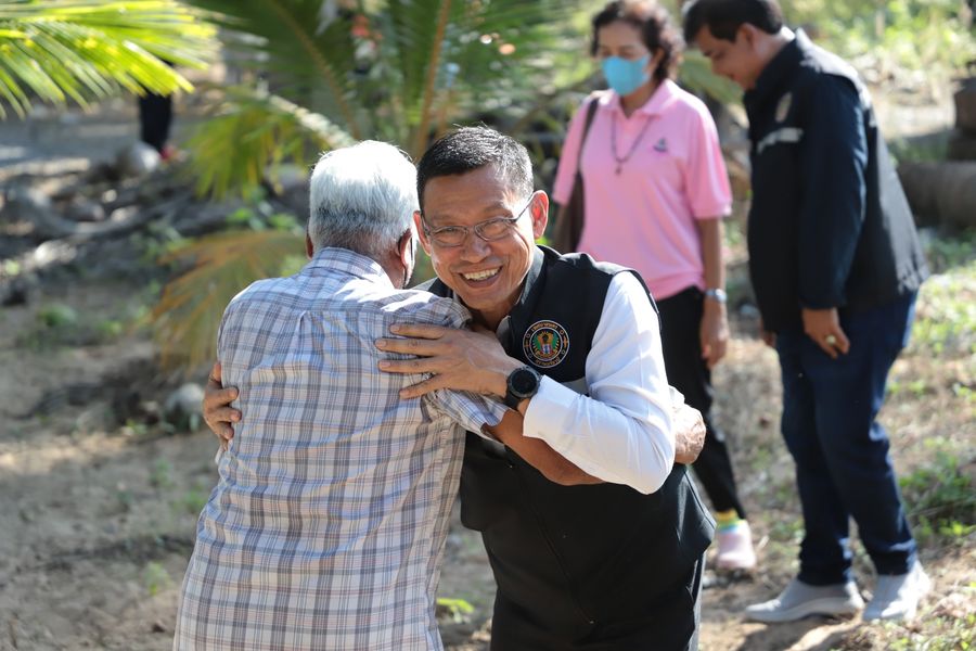 นายกฯแป๊ะ ลงพื้นที่พบปะพี่น้องชุมชนคลองฉนาก Image 1