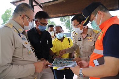 ลงพื้นที่สำรวจทางระบายน้ำแก้ปัญหาน้ำท่วมขังเมื่อฝนตกหนักต่อเ ... Image 1