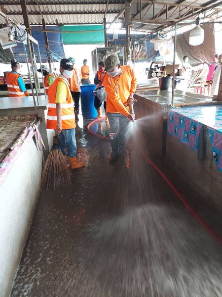 ล้างทำความสะอาดและฉีดพ่นยาฆ่าเชื้อตลาดภูธร๘ รูปภาพ 1