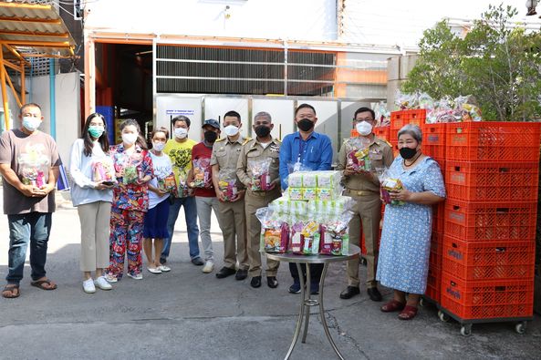 ทน.สฎ.รับมอบข้าวสาร อาหารแห้ง จากกลุ่มเพื่อนสวรรค์บนดิน Image 1