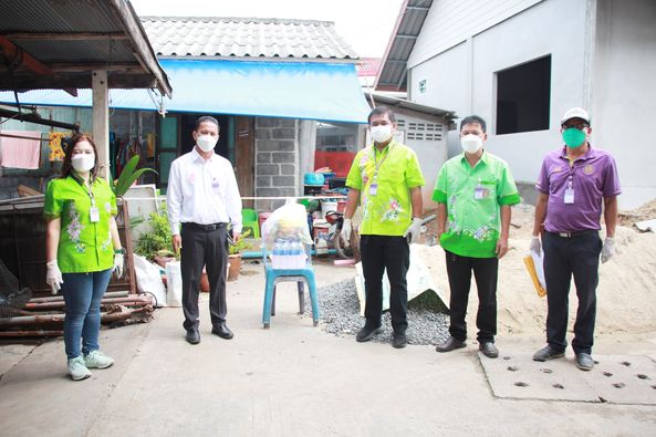 ลงพื้นที่ส่งมอบถุงยังชีพบรรเทาความเดือดร้อนให้กับผู้กักตัว ๑ ... Image 1