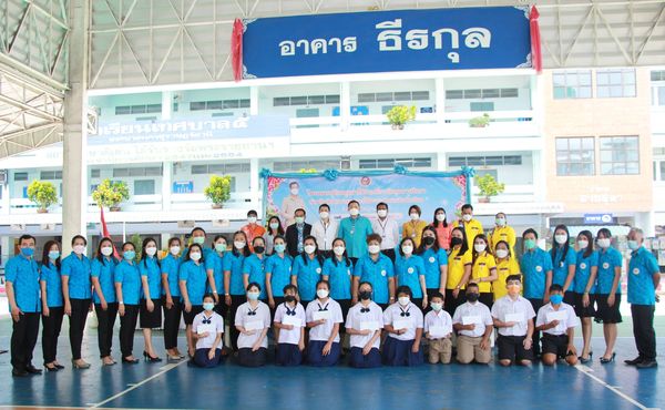 มอบเงินช่วยเหลือเด็กนักเรียนยากจนหรือดอยโอกาส Image 1