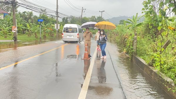ฝนตกหนักอย่างต่อเนื่อง เทศบาลนครสุราษฎร์ธานี แก้ปัญหาน้ำท่วม ... Image 1