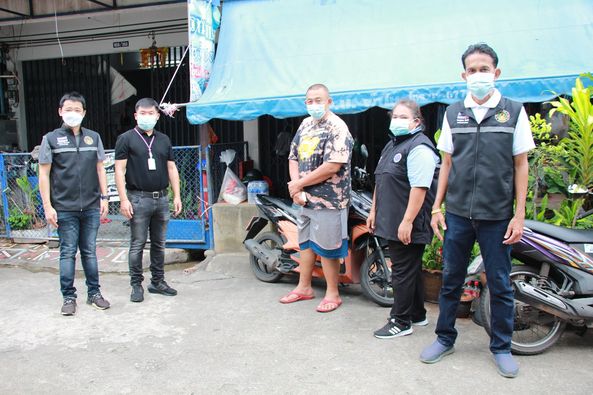 ลงพื้นที่ส่งมอบถุงยังชีพบรรเทาความเดือดร้อนให้กับผู้กักตัว ๑ ... Image 1