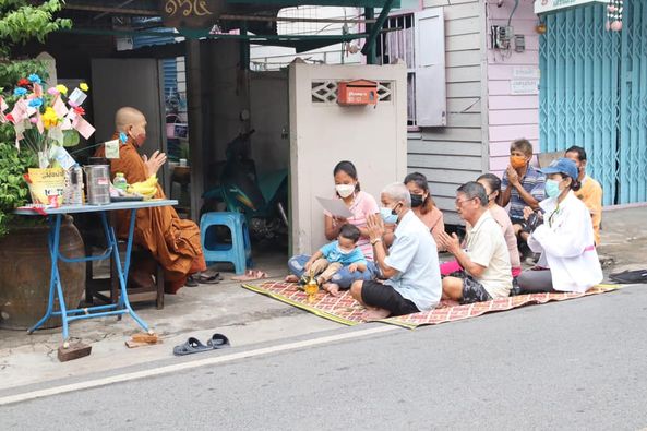 บรรยากาศการชักพุ่มหน้าบ้าน Image 1