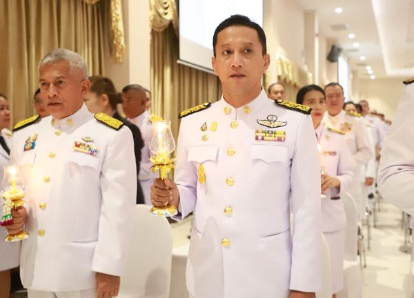 เทศบาลนครสุราษฎร์ธานี ร่วมพิธีวางพานพุ่มถวายราชสักการะ และร่ ... Image 1