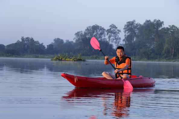 “นายกฯแป๊ะ นำเที่ยวพายเรือคายัค วิสาหกิจชุมชนท่องเที่ยวบึงขุ ... Image 1