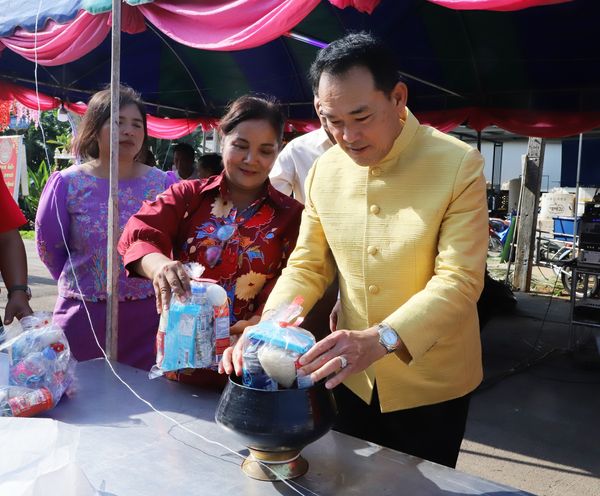 พิธีทำบุญตักบาตรข้าวสาร-อาหารแห้ง เนื่องในโอกาสวันขึ้นปีใหม่ ... Image 1