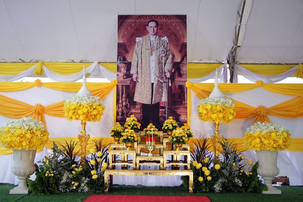 พิธีทำบุญตักบาตรข้าวสารอาหารแห้งแด่พระสงฆ์และสามเณร Image 1