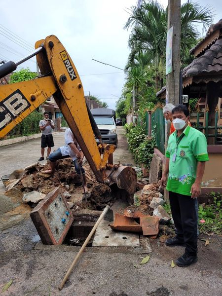 ทน.สฎ.เร่งปรับปรุงท่อระบายน้ำในซอยพ่อขุนทะเล ๑๓ Image 1