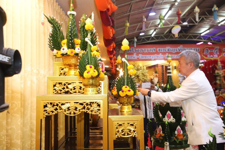 พิธีเปิดงานประจำปี ทอดผ้าป่า สรงน้ำ-ปิดทอง รูปหล่อพ่อหลวงกล่ ... Image 1