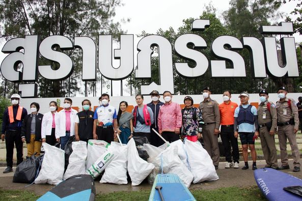 เทศบาลนครสุราษฎร์ธานีร่วมพิธีเปิดกิจกรรมณรงค์เก็บขยะ ลด โลก  ... Image 1