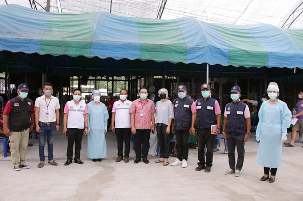 ลงพื้นที่ให้กำลังใจเยี่ยมจุดฉีดวัคซีนให้กับพ่อค้าแม่ค้าตลาดโ ... Image 1