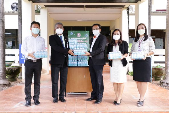 รับมอบน้ำดื่มจากธนาคารอิสลาม และธนาคารอาคารสงเคราะห์ Image 1