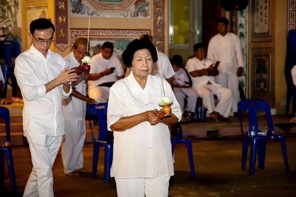 เทศบาลนครสุราษฎร์ธานี ร่วมพิธีสวดมนต์ เดินธูป ข้ามสะพานสะเดา ... รูปภาพ 1