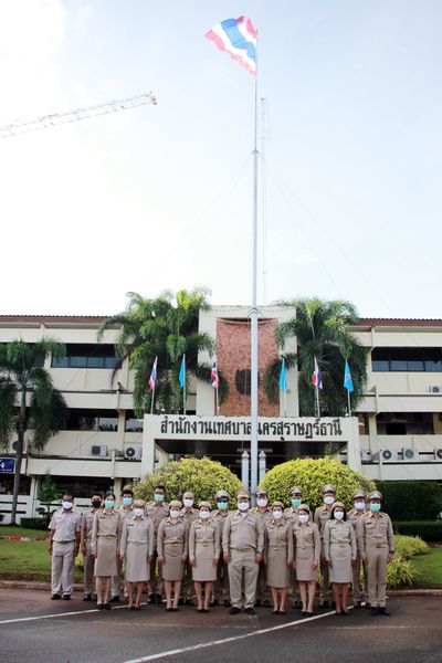 เทศบาลนครสุราษฎร์ธานีร่วมเคารพธงชาติในเวลา ๐๘.๐๐ น. Image 1