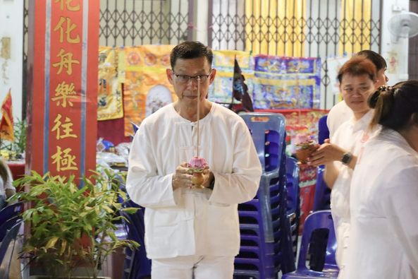 เทศบาลนครสุราษฎร์ธานี ร่วมพิธีสวดมนต์ เดินธูป ข้ามสะพานสะเดา ... Image 1