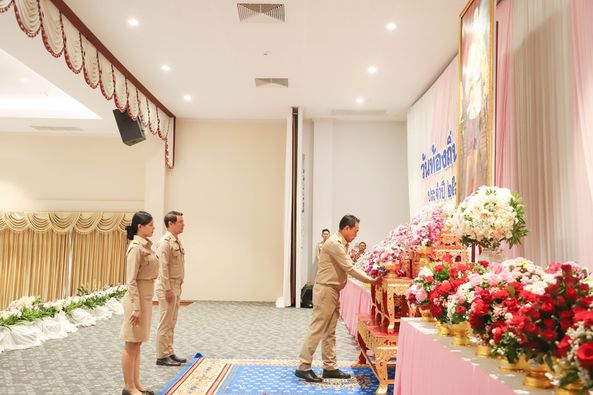 เทศบาลนครสุราษฎร์ธานี ร่วมพิธีถวายราชสักการะ พระบาทสมเด็จพระ ... รูปภาพ 1