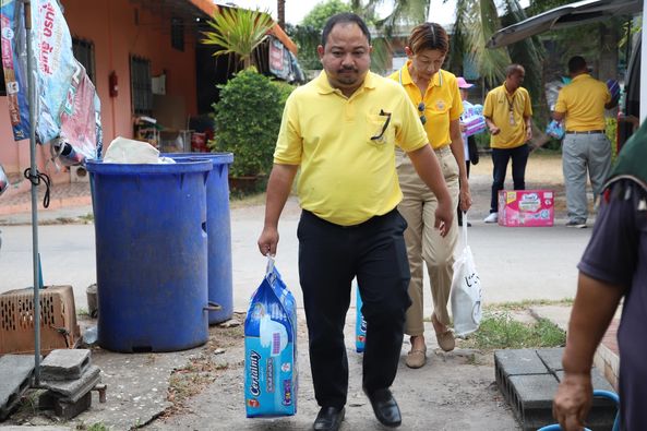 ลงพื้นที่บริการทำบัตรประจำตัวคนพิการที่บ้านและมอบผ้าอ้อมสำหร ... รูปภาพ 1