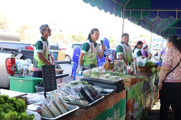 พรุ่งนี้มาพบกัน ตลาดนัดวันอังคาร ณ บริเวณสนามหน้าสำนักงานเทศ ... รูปภาพ 1