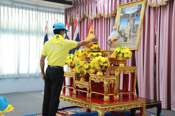 ร่วมพิธีมอบสิ่งของพระราชทานและแจกจ่ายบัตรประจำตัวจิตอาสาพระร ... Image 1