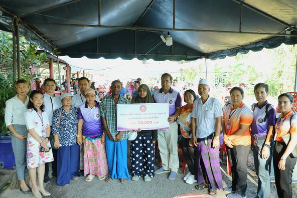 นายกแป๊ะ ร่วมมอบเงิน 30,000 บาท แก่สมาชิกกองทุนสวัสดิการชุมช ... Image 1