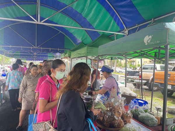 พรุ่งนี้!! วันอังคาร อย่าลืมแวะมาเลือกซื้อสินค้าที่ตลาดนัดเท ... Image 1