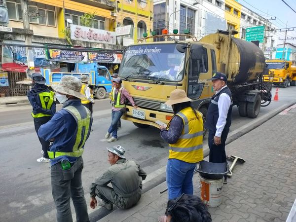 เทศบาลนครสุราษฎร์ธานี ติดตามการดำเนินการซ่อมแซมผิวจราจร แบบแ ... Image 1