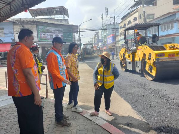 เทศบาลนครสุราษฎร์ธานี ลงพื้นที่ตรวจสอบการซ่อมแซมผิวจราจร บริ ... Image 1