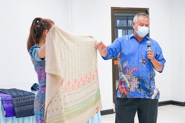 เข้ารอบระดับประเทศการประกวดผ้าลายพระราชทาน ผ้าลายขอสิริวัณณว ... Image 1