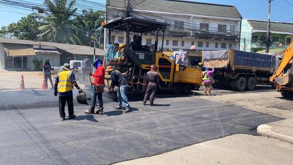 เทศบาลนครสุราษฎร์ธานี ลงพื้นที่ติดตามการดำเนินการซ่อมแซมผิวจ ... รูปภาพ 1