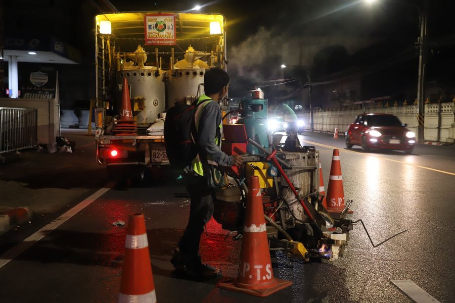 ตีเส้นจราจรเพื่อเพิ่มความปลอดภัย และแบ่งช่องจราจรได้อย่างชัด ... Image 1