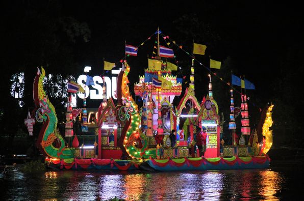 "เรือพนมพระทางน้ำ" ความสวยงามในสายนํ้าตาปี Image 1