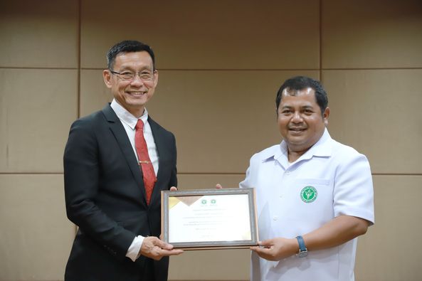 นายกแป๊ะ รับรางวัล "บุคคลดีเด่น ประเภทบริหาร ด้านการส่งเสริม ... Image 1