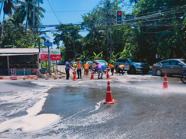 ล้างทำความสะอาดคราบน้ำมันบนพื้นถนนตรงสี่แยกไฟแดง รพช. Image 1
