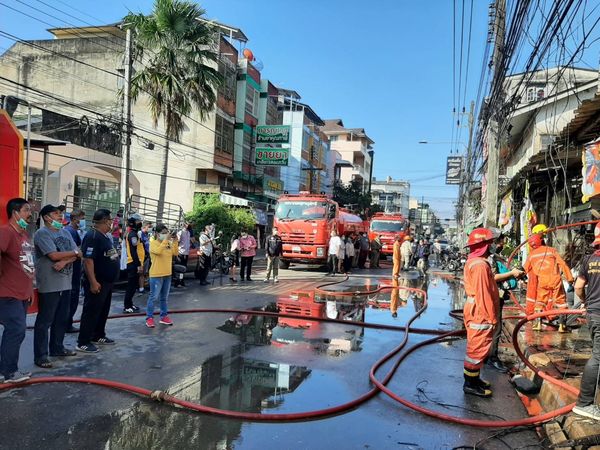 ไฟไหม้บ้านพักอาศัยติดริมถนนการุณราษฎร์ Image 1