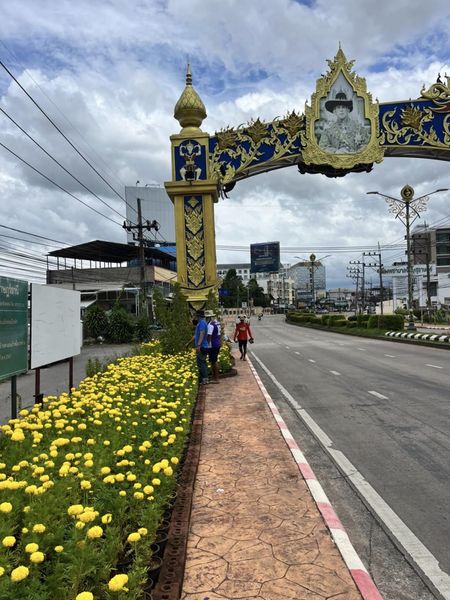เทศบาลนครสุราษฎร์ธานี ดำเนินการปรับขยายพื้นที่การจัดวางไม้ดอ ... รูปภาพ 1