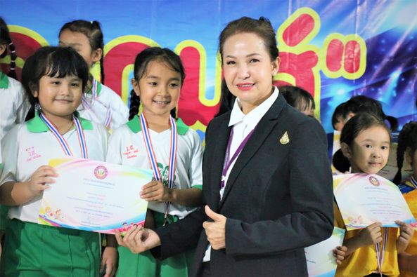 มอบเกียรติบัตรและเหรียญรางวัลแก่นักเรียนที่ชนะการแข่งขันกีฬา ... รูปภาพ 1