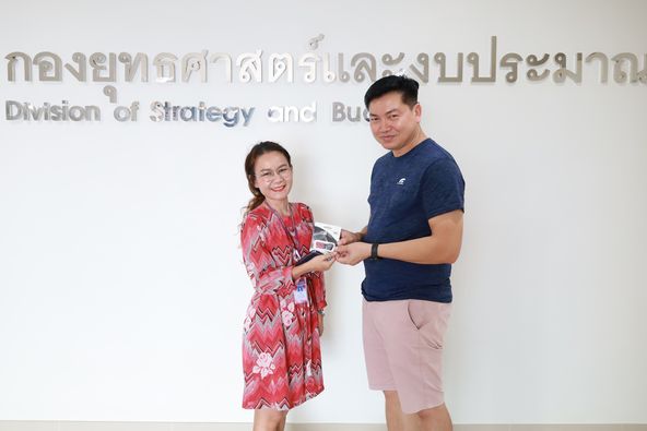 แฟนตัวยง แฟนเพจเทศบาลนครสุราษฎร์ธานีที่เป็นผู้โชคดีมารับรางว ... รูปภาพ 1