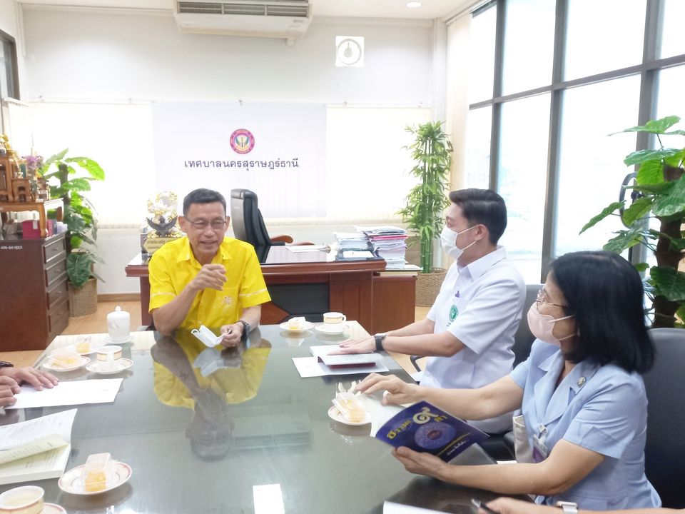 นายประเสริฐ บุญประสพ นายกเทศมนตรีนครสุราษฎร์ธานี ให้การต้อนร ... Image 1