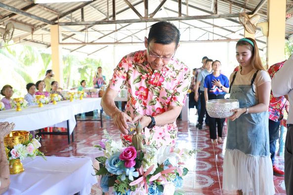 นายกแป๊ะ ร่วมสืบสานประเพณีรดน้ำขอพรผู้สูงอายุในชุมชน เพื่อคว ... รูปภาพ 1