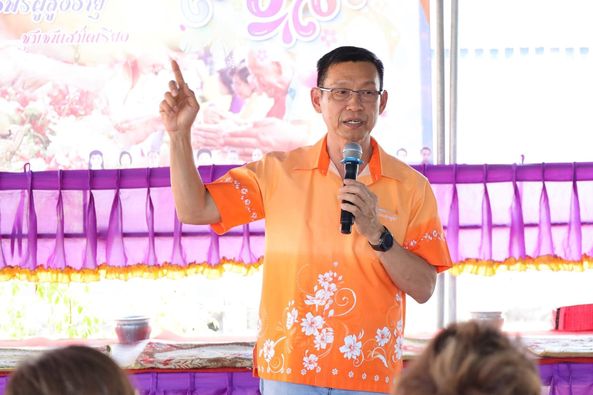 นายกแป๊ะ ร่วมตักบาตร สรงน้ำพระและรดน้ำขอพรผู้สูงอายุในชุมชน  ... Image 1