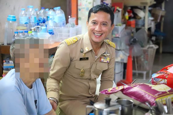 เทศบาลนครสุราษฎร์ธานี และแกนนำอาสาสมัครผู้สูงอายุ มอบถุงห่วง ... Image 1