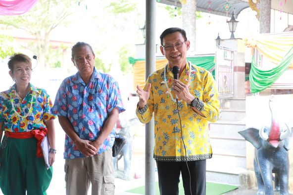 นายกแป๊ะ ร่วมสรงน้ำพระและรดน้ำขอพรผู้สูงอายุชุมชนหน้าด่าน เพ ... Image 1